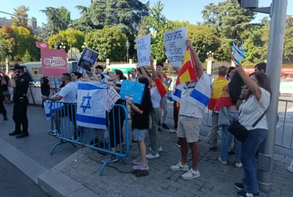 La Policía expulsa de la Plaza Cibeles a un grupo de judíos con banderas de Israel