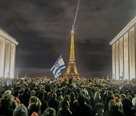 Foto de gente en la manifestación en Paris en memoria de la familia Bibas asesinada por Hamas