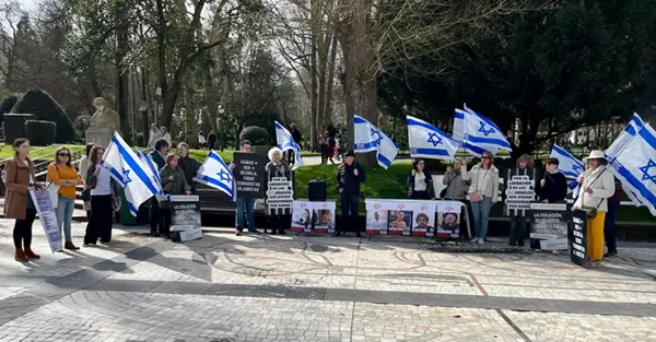 Homenaje en Oviedo a los rehenes israelíes en Gaza y la familia Bibás (Foto: Cortesía Comunidad “Beth Emunah”)