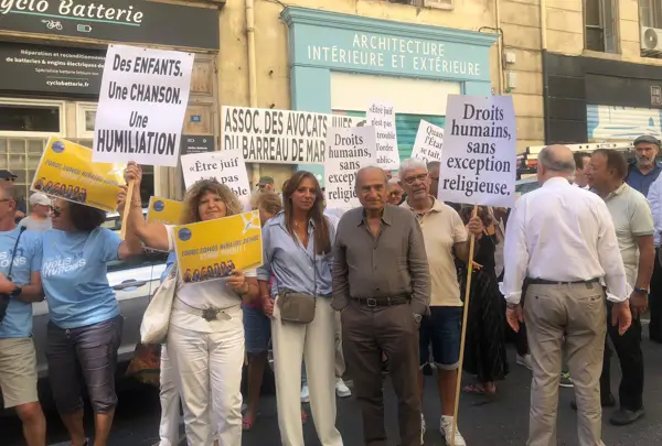 Protesta frente al consulado español en Marsella por el escándalo Vueling 1 Marsella 8