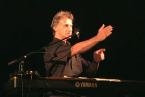 Adiós a una voz irrepetible: muere Mati Caspi, uno de los grandes arquitectos de la música israelí