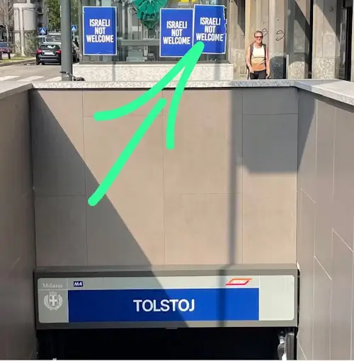 Decenas de carteles en Milán con el mensaje Milan 2 w