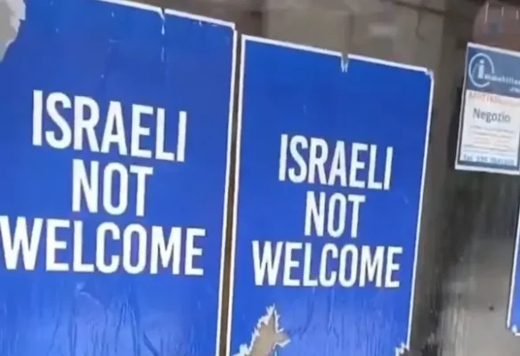 Decenas de carteles en Milán con el mensaje "Israelíes no son bienvenidos"