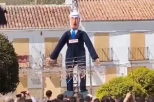 Inicio 50 Polémica celebración de Semana Santa en El Burgo de Málaga con la detonación de un muñeco de Netanyahu