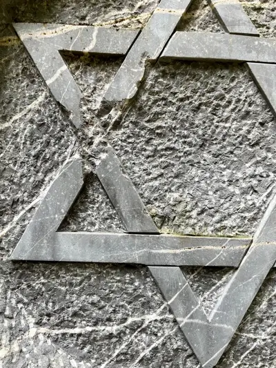 Vandalizan de nuevo el monumento a la Shoá en un parque del centro de Oviedo 1 Monolito Holocasuto Asturias 1