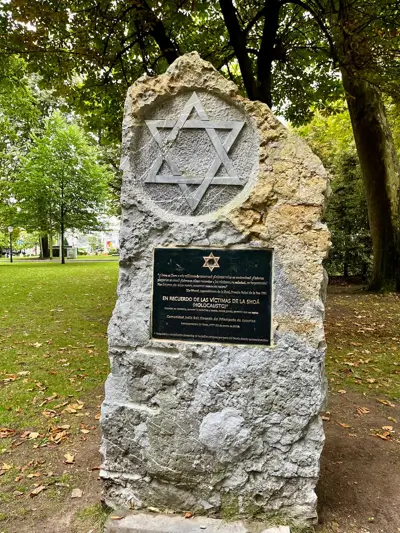 Vandalizan de nuevo el monumento a la Shoá en un parque del centro de Oviedo 2 Monolito Holocasuto Asturias 2