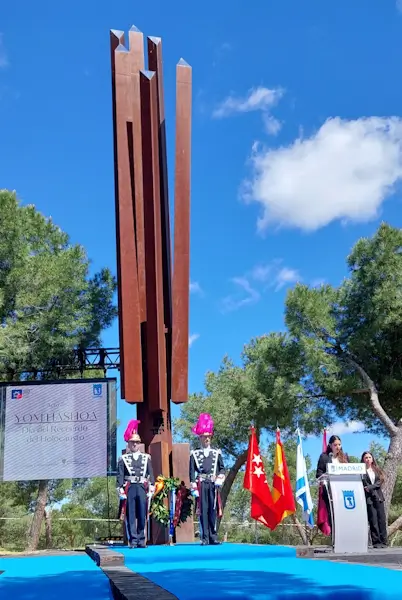 "El antisemitismo necesita muy poco para resurgir" 2 Monumento Yom Hashoa
