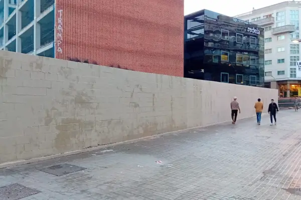 El Ayuntamiento de Barcelona borra un gigantesco mural contra el Ejército israelí