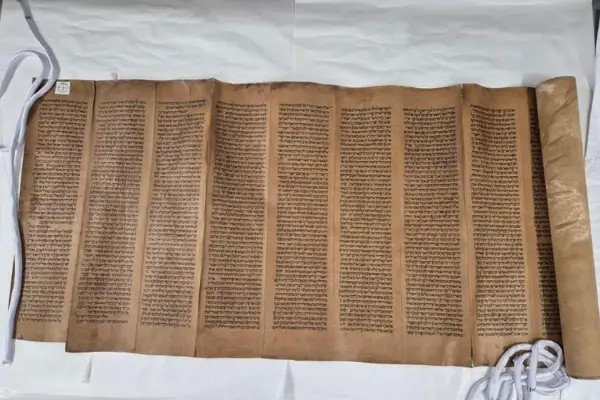 Un Sefer Torá español de hace 700 años reaparece como testimonio único de la Sefarad medieval