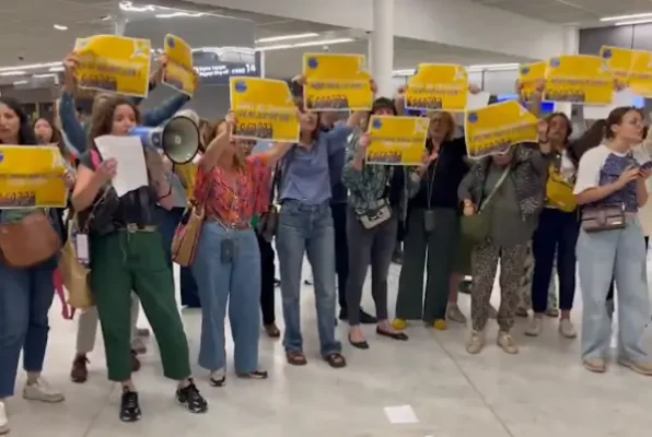 Protesta en París contra Vueling: "No permitiremos que el antisemitismo se ensañe con nuestros hijos"