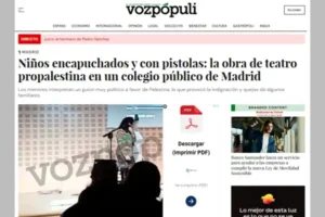Polémica en Madrid por una obra escolar sobre Gaza con niños encapuchados y armas de juguete