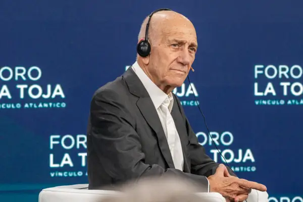 "Hay que detener la guerra en Gaza y traer de vuelta a los secuestrados" 2 Olmert Foro La Toja 2