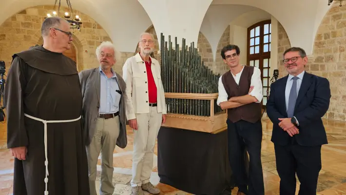 Vuelve a sonar el órgano más antiguo de la cristiandad 1 Organo 1 7 Foto de grupo con organo. Equipo de investigacion C CTS