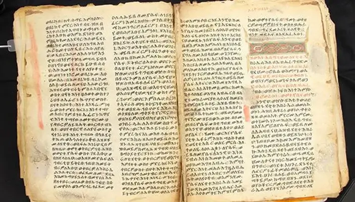 Investigadores de la UTA descubren los dos libros sagrados más antiguos del judaísmo etíope 3 Orit Biblia Etiope 2