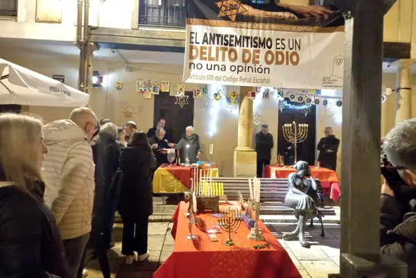 Janucá ilumina la calle del Fontán en Oviedo tras un año de acoso a la comunidad Bet Emuná y su presidenta