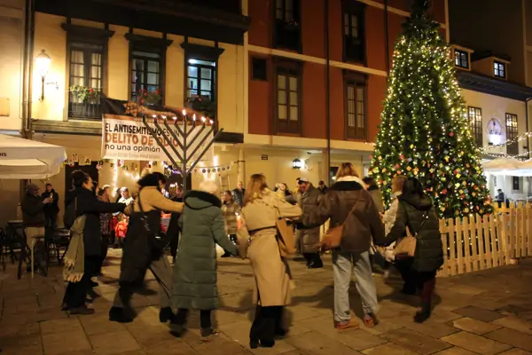 Janucá ilumina la calle del Fontán en Oviedo tras un año de acoso a la comunidad Bet Emuná y su presidenta 2 Oviedo Januca 3