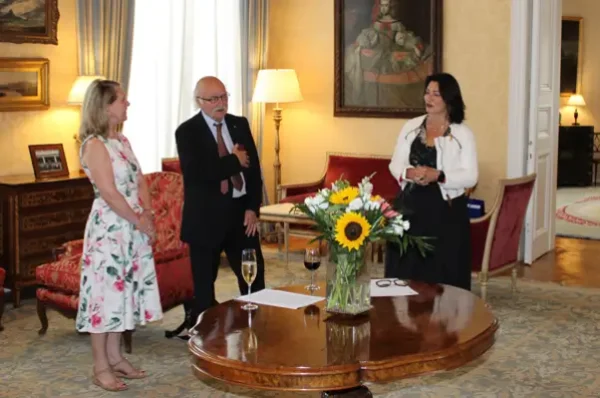 Peter René Pérez, superviviente sefardí del Holocausto, recibe el pasaporte español en Viena