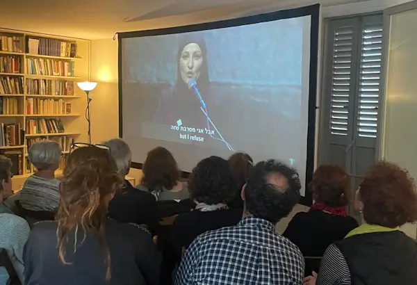 Judíos españoles conectaron con el "Yom HaZicarón alternativo" 2 Proyeccion de la ceremonia israelo palestina en Casa Adret Barcelona