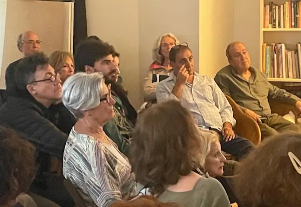 Judíos españoles conectaron con el "Yom HaZicarón alternativo" 1 Rami Elhanan israeli y Bassam Aramin palestino dos padres que perdieron a sus respectivas hijas en la ceremonia en Casa Adret de Barcelona