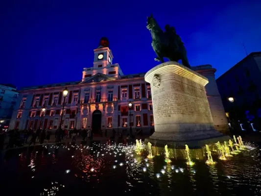 Real Casa de Correos de Madrid iluminada de naranja en honor a la familia Bibas