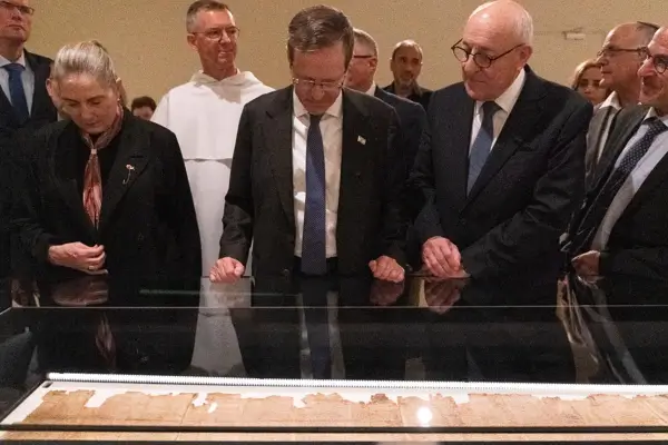El Gran Rollo de Isaías vuelve a desplegar sus 7,17 metros de historia, fe y arqueología en una muestra única 1 Rollo de Isaias Santuario del Libro museo de Israel 2