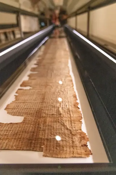 El Gran Rollo de Isaías vuelve a desplegar sus 7,17 metros de historia, fe y arqueología en una muestra única 5 Rollo de Isaias Santuario del Libro museo de Israel 3