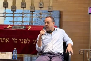 Eli Sharabi expuso en Madrid el testimonio de su cautiverio por Hamás y presentó "Rehén" en la Feria del Libro