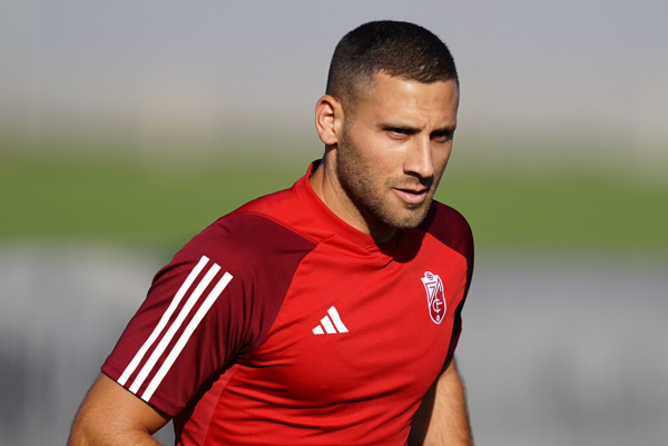 Shon Weissman, del Granada, se defiende tras el veto de la afición del Fortuna Düsseldorf