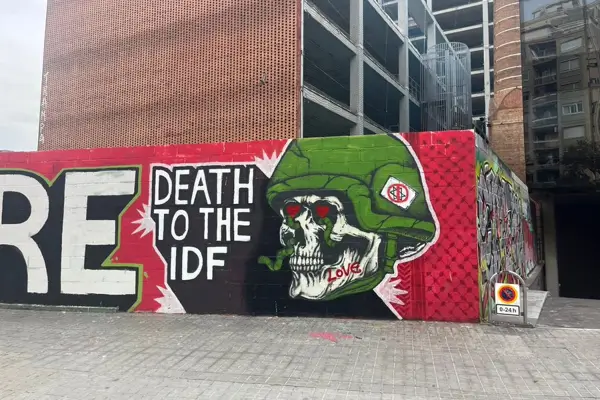 El Ayuntamiento de Barcelona borra un gigantesco mural contra el Ejército israelí 1 Sirera 0