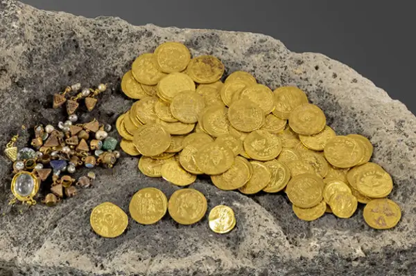 Descubren un tesoro de oro bizantino en Sussita: casi cien monedas y joyas de 1.500 años