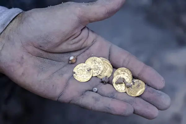 Descubren un tesoro de oro bizantino en Sussita: casi cien monedas y joyas de 1.500 años 2 Sussita 1