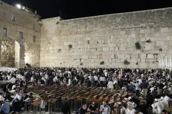 Miles de personas se congregan en el Muro de los Lamentos para Tishá BeAv