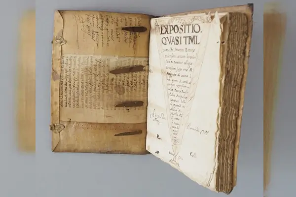 Dos pergaminos de la Torá reaparecen seis siglos después en Terres de l’Ebre en el forro de dos libros notariales