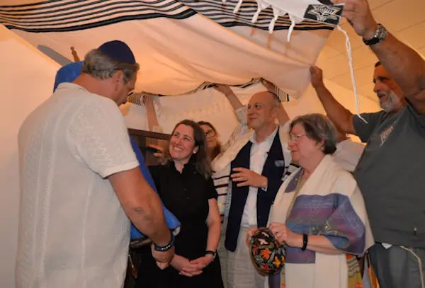 Alegría, emoción y lágrimas en la entrega de su primera Torá a la comunidad Shir Jadash 2 Valencia Shir Jadash 1 w