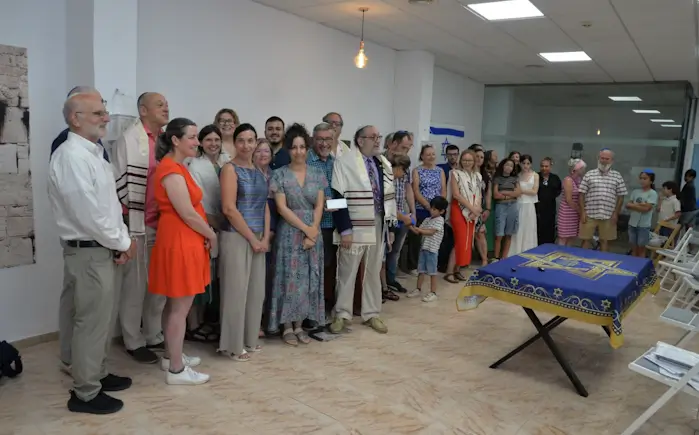 Alegría, emoción y lágrimas en la entrega de su primera Torá a la comunidad Shir Jadash 4 Valencia Shir Jadash 7 w
