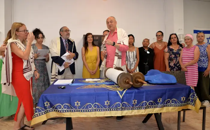 Alegría, emoción y lágrimas en la entrega de su primera Torá a la comunidad Shir Jadash 5 Valencia Shir Jadash 9 w