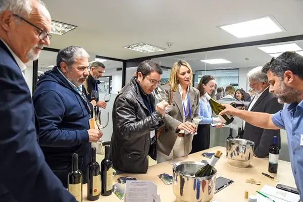 Vinos del Négev elige Madrid para su primera cata internacional 1 Personas catando vinos israelíes
