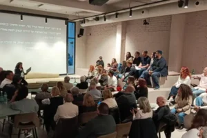 Huellas que no se borran: una velada de recuerdo en Valencia que obliga a mirar al frente