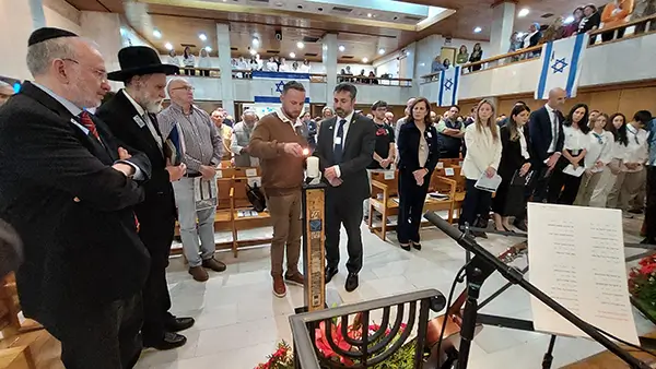 "Cuando el odio a Israel está tan generalizado, siempre acaba afectando también a los judíos" 4 Yom Hazikaron velas