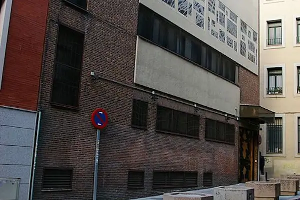 A juicio por pintar una esvástica frente a una sinagoga en Madrid