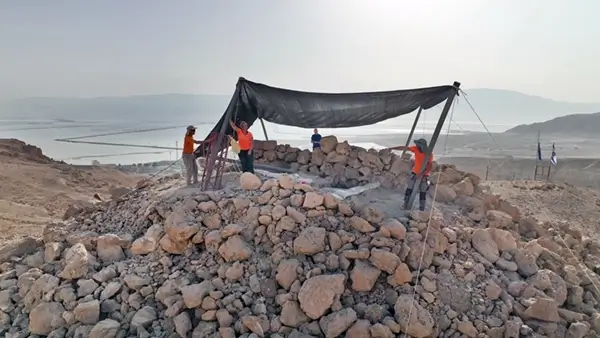 La misteriosa estructura piramidal en el sur del desierto de Judea 1 Vista de la estructura piramidal descubierta en el sur del desierto del Négev, cerca del mar Muerto (Foto: Emil Aladjem, Dirección de Antigüedades)