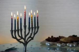 Janukiá encendida con fondo de comida festiva