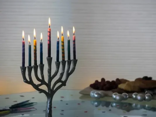 Janukiá encendida con fondo de comida festiva