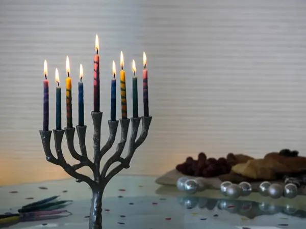 ¿Una conmemoración nacionalista o una fiesta religiosa? 1 Janukiá encendida con fondo de comida festiva