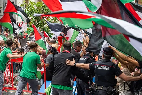 ACOM anuncia acciones legales por discriminación en La Vuelta. La FCJE considera "bochornoso" lo ocurrido 2 vuelta ciclista esp incidente2